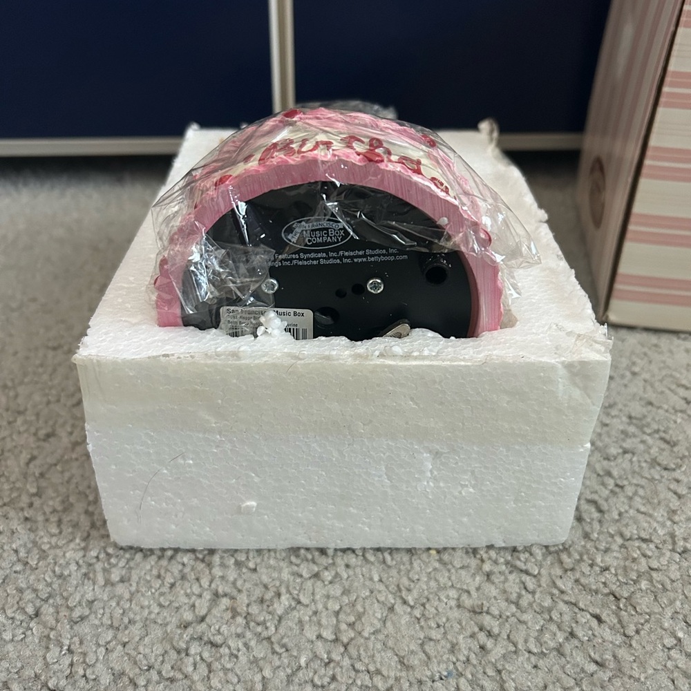 Betty Boop Happy Birthday Cake Music Box San Francisco Company 2005 Figurine - Picture 6 of 12
